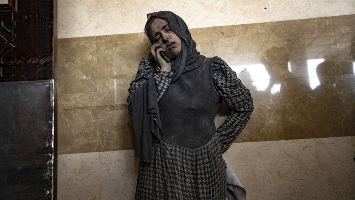 امرأة فلسطينية مصابة إثر قصف إسرائيلي تقف في مستشفى بخان يونس