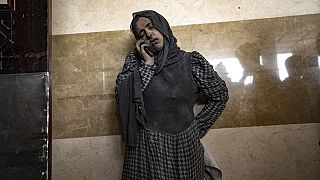 امرأة فلسطينية مصابة إثر قصف إسرائيلي تقف في مستشفى بخان يونس