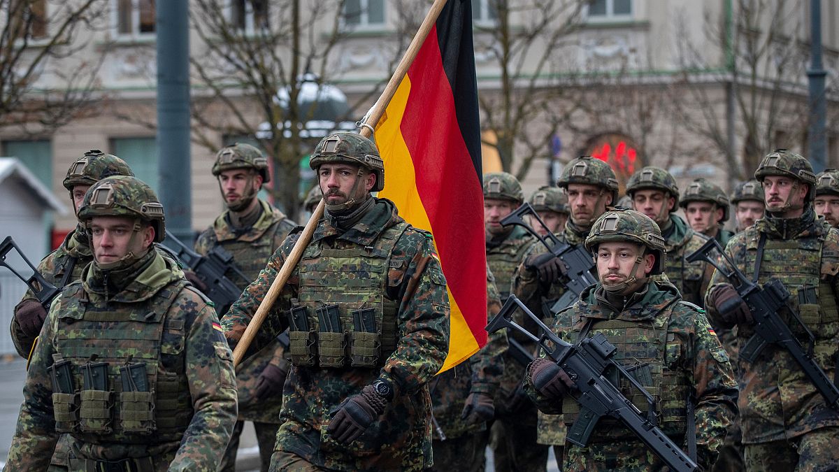 Membri dell'esercito tedesco assistono alla cerimonia della parata militare per l'anniversario delle forze armate lituane.