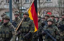 Angehörige der Bundeswehr nehmen an einer Militärparade anlässlich des Jubiläums der litauischen Streitkräfte teil.