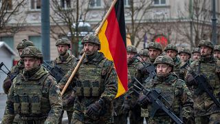Des membres de l'armée allemande assistent à une cérémonie de défilé militaire marquant l'anniversaire de l'armée lituanienne.