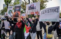 خروج الاف المتظاهرين أمام السفارة الإندونيسية في جاكارتا تضمامنا مع غزة