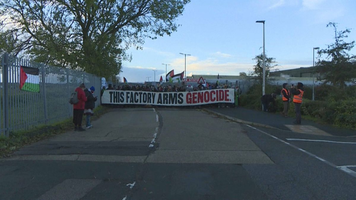 عشرات المتظاهرين في لندن يحتجون أمام أحد مصانع الساح التي تورد لإسرائيل