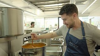 Un voluntario prepara comida en la Asociación Israelí de Cultura Culinaria, convertida ahora en un centro humanitario