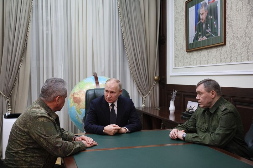 Shoigu, Putin e Gerasimov. Dietro...il mondo. (Rostov sul Don, 9.11.2023)