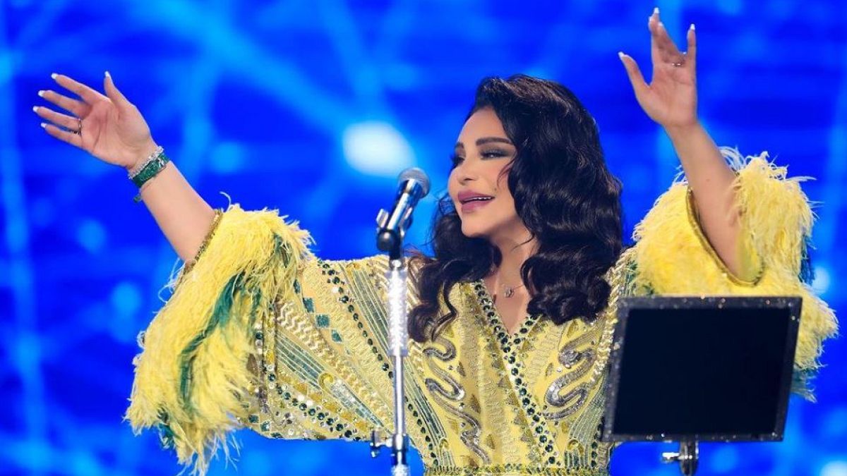 المغنية الإماراتية أحلام الشامسي أثناء حفلة