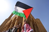 طفل يرفع العلم الفلسطيني أمام جامع الأمين في بيروت - لبنان. 2023/10/29