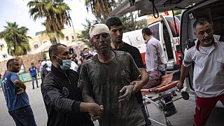 Palestiniano ferido em bombardeamento israelita é levado para hospital em Deir al Balah, no sul da Faixa de Gaza, a 29 de outubro.