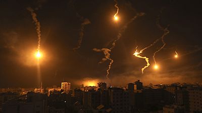 قنابل وصواريخ إسرائيلية تتساقط على غزة في مشهد ليلي