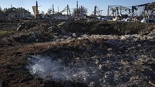 Humo saliendo de las ruinas de una granja privada tras un reciente ataque ruso con cohetes en una aldea cercana a Jersón, en Ucrania.