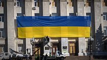Украинский флаг на здании областной администрации в Херсоне, Украина. 10 ноября 2023.