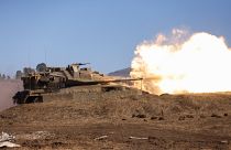 Tanque israelita dispara durante um exercício esta quinta-feira, nas colinas de Golã anexadas, num contexto de crescentes tensões transfronteiriças com o Hezbollah.