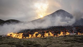 Júliusi felvétel: láva tör elő a Fagradalsfjall vulkán hasadékából