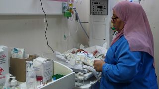 أطباء فلسطينيون يعالجون طفلا ولد مبكرا في مستشفى الأقصى بمدينة دير البلح في قطاع غزة