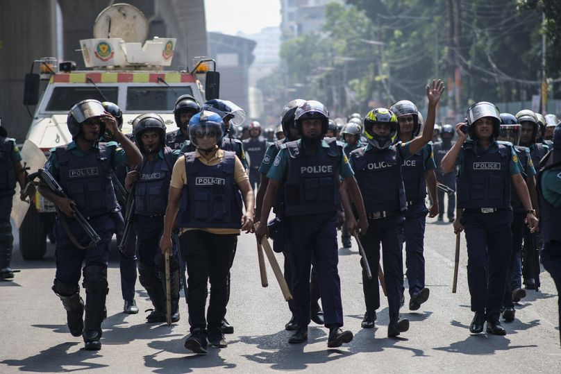 Bangladeş polisi, hazır giyim sektörü çalışanlarının daha iyi ücret talebiyle düzenlediği gösterilere sert müdahalede bulunuyor