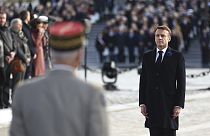 El presidente francés, Emmanuel Macron, frente a la Tumba del Soldado Desconocido en el 105 aniversario del Armisticio, el sábado 11 de noviembre de 2023 en París.