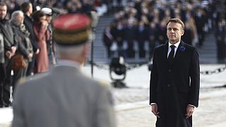 El presidente francés, Emmanuel Macron, frente a la Tumba del Soldado Desconocido en el 105 aniversario del Armisticio, el sábado 11 de noviembre de 2023 en París.