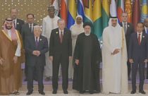 Líderes de países árabes e muçulmanos em fotografia de grupo na cimeira sobre conflito na Faixa de Gaza