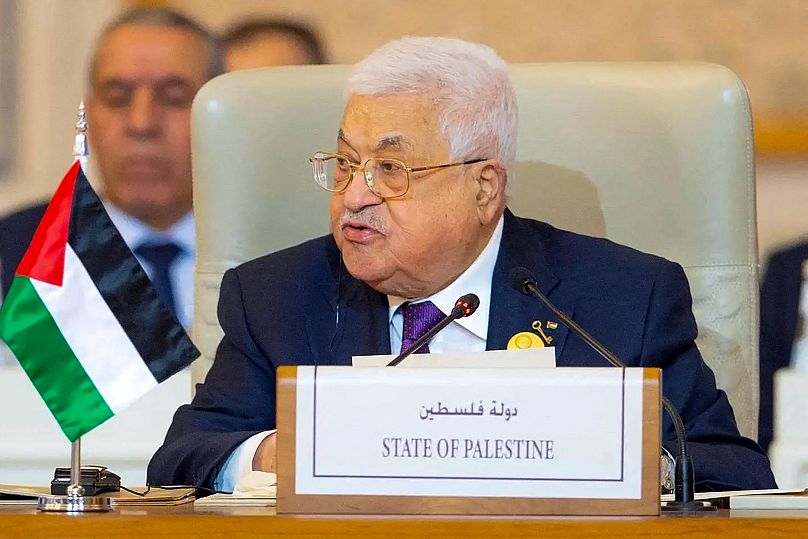 Президент Палестинской национальной администрации выступает на саммите в Эр-Рияде, 11 ноября 2023 г.