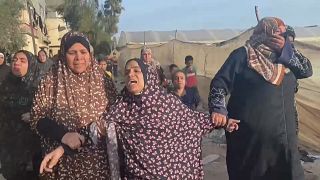 نساء فلسطينيات يبكين أقرباءهن الذين قـُتلوا في قصف إسرائيلي على مدينة رفح جنوبي قطاع غزة