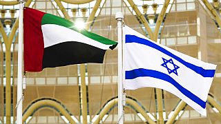 Dubai'de asılı Birleşik Arap Emirlikleri ve İsrail bayrakları 