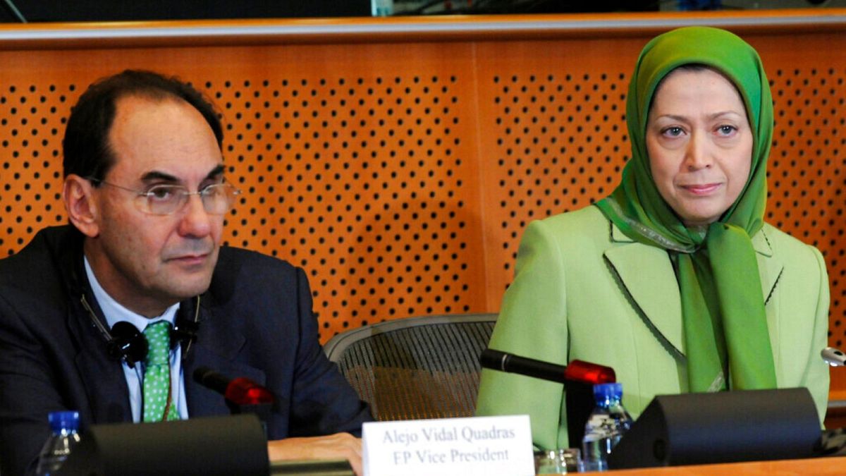 الخاندرو ویدال کوئادراس در کنار مریم رجوی، رهبر گروه مجاهدین خلق ایران در سال ۲۰۰۹