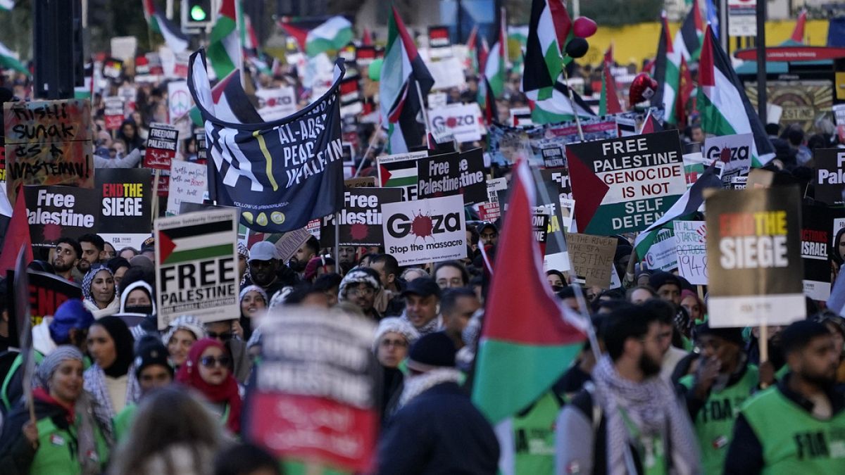 İngiltere'nin başkenti Londra'da Filistin'e destek yürüyüşü düzenlendi. Eyleme yüz binlerce kişi katıldı
