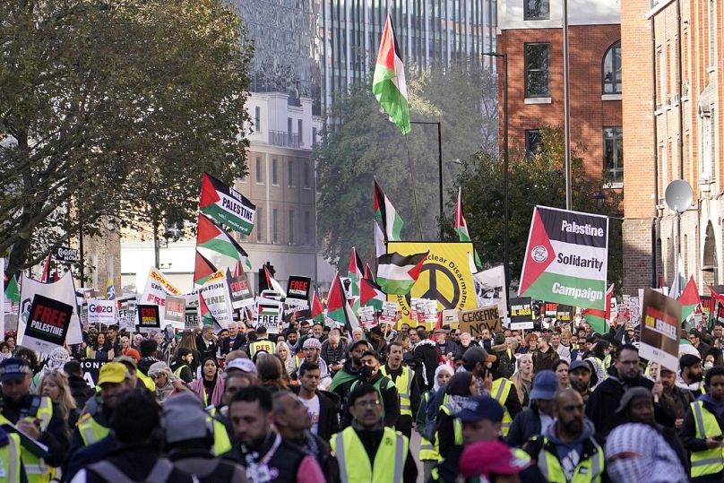 İngiltere'nin başkenti Londra'da yüz binlerce kişi, Filistin'e destek yürüyüşü düzenledi