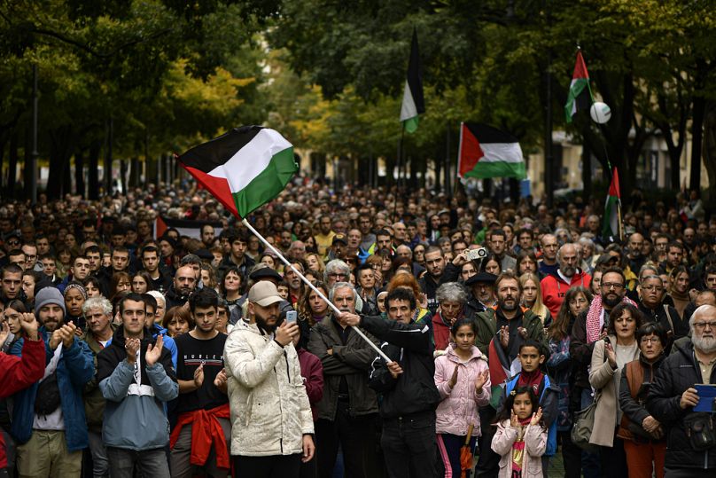 İspanya'nın çeşitli kentlerinde düzenlenen Filistin'e destek gösterilerine binlerce kişi katıldı