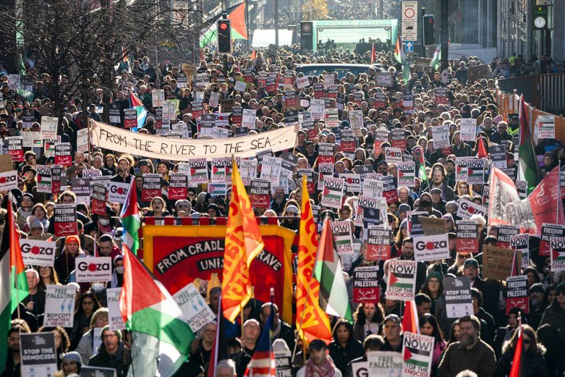 İngiltere'nin başkenti Londra'da düzenlenen Filistin'e destek yürüyüşüne yüz binlerce kişi katıldı