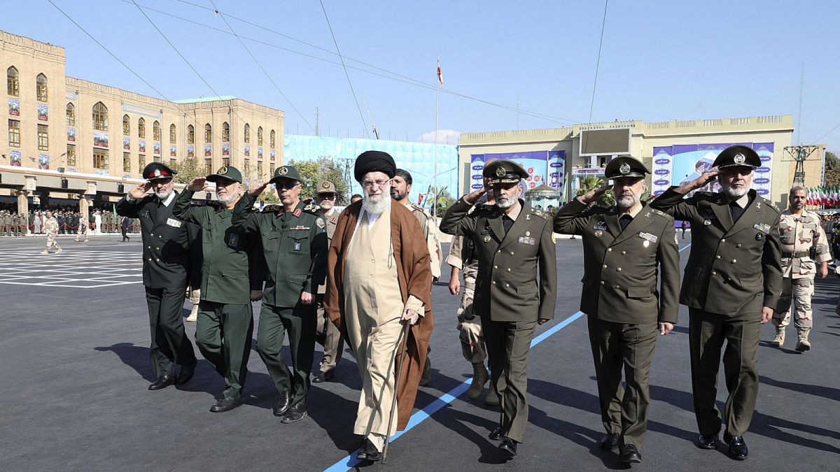 Irán legfelső vezetőője, Khamanei ajatollah látogatása a fegyveres erőknél