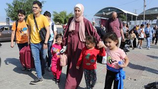عائلة فلسطينية تعبر إلى الجانب المصري من معبر رفح الحدودي مع قطاع غزة
