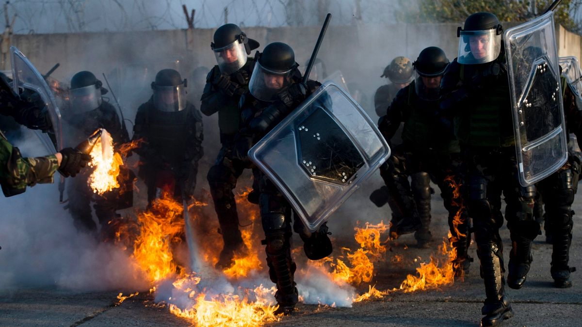Magyar katonák agresszív tömeg kezelését gyakorolják Koszovóban, 2014 novemberében