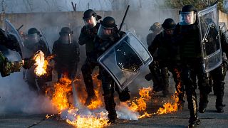 Magyar katonák agresszív tömeg kezelését gyakorolják Koszovóban, 2014 novemberében