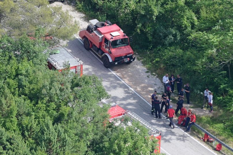 Mentőalakulatok a Drniš város közelében történt helikopter-baleset helyszínén, 2023. június 21-én