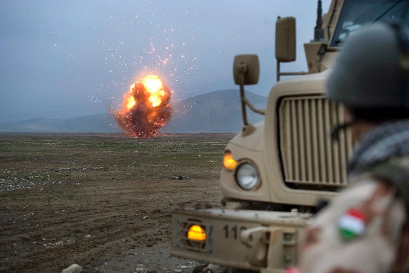 Magyar tűzszerészek barkácsolt robbanóeszközöket semlegesítenek Afganisztánban, 2013 februárjában