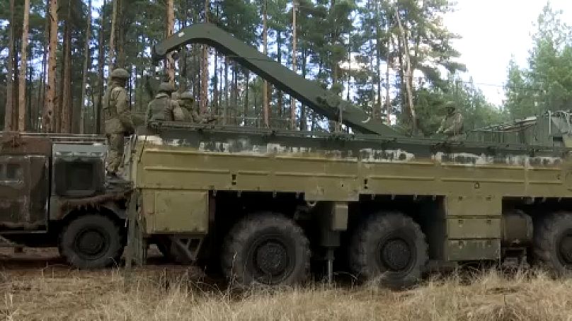 L'esercito russo prepara il lancio di un missile Iskender.