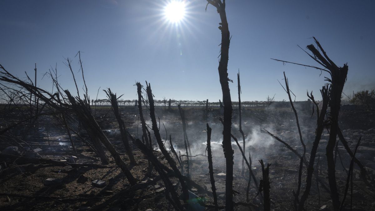 O fumo emerge das ruínas de uma quinta particular após ataque com rockets russos na aldeia de Kiseliovka, perto de Kherson