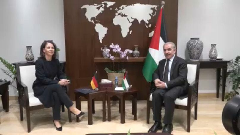 La ministra tedesca degli Esteri, Annalena Baerbock, con il primo ministro palestinese, Mohammad Shtayyeh. (Ramallah, 11.11.2023)