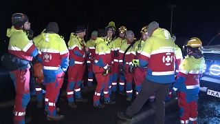 Rettungskräfte in der Nähe der inzwischen zu einer Geisterstadt gewordenen 3700-Einwohner-Gemeinde Grindavik.