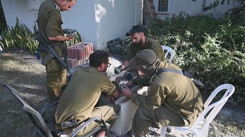 جنود إسرائيليون يبحثون عن رفات للضحايا بين الرماد