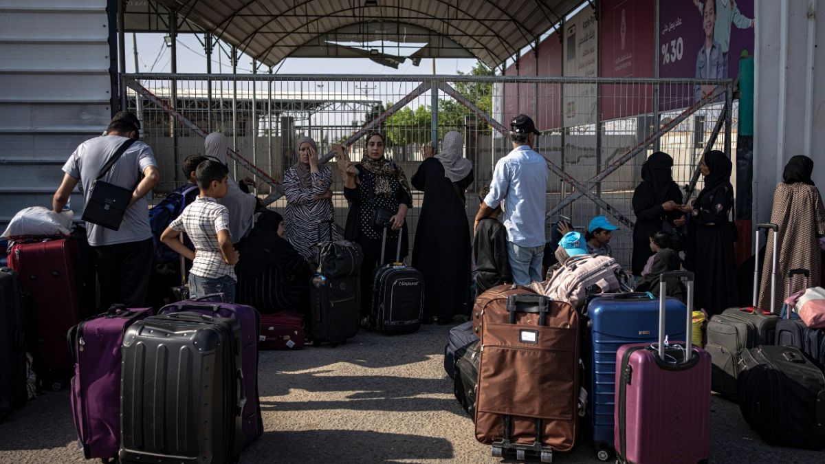 فلسطينيون ينتظرون العبور إلى مصر عند معبر رفح