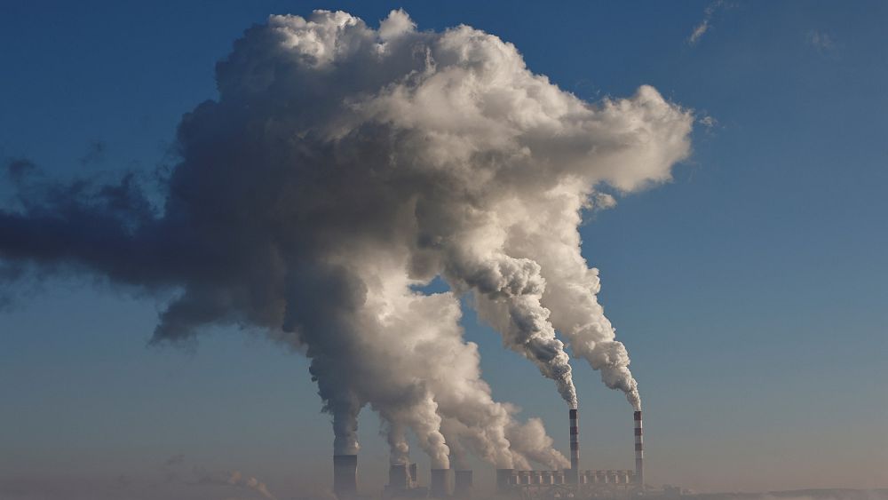 Дим и пара се издигат от електроцентрала Белхатов, най-голямата въглищна