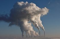 Humo y vapor salen de la central eléctrica de Belchatow, la mayor central de carbón de Europa, en Zlobnica, Polonia, el 20 de octubre de 2022.