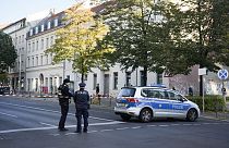 Helyszínelő rendőrök Lyonban a támadás másnapján, 2023. november 12-én