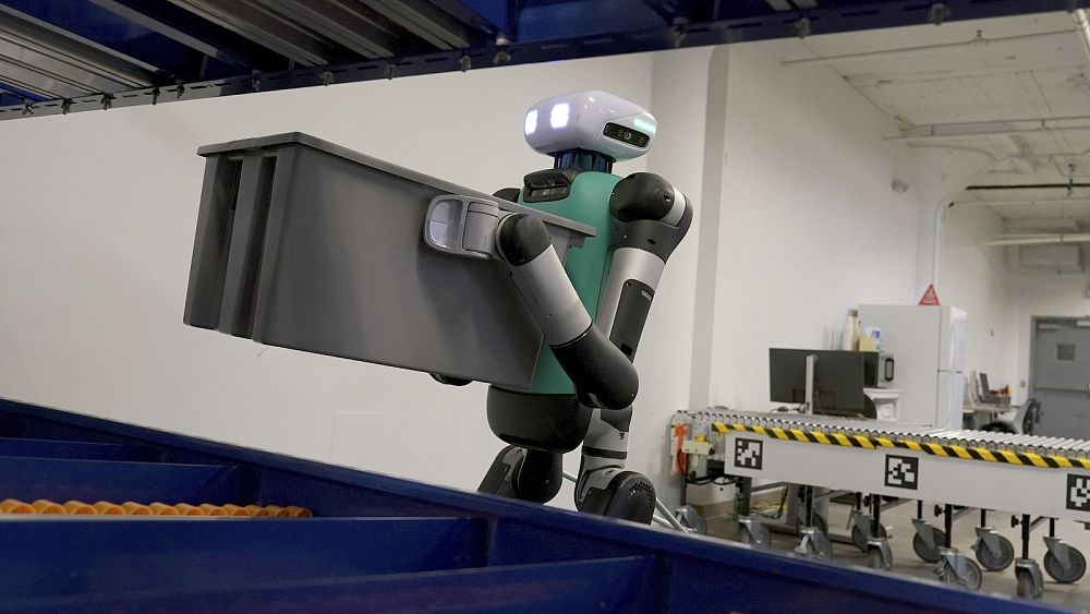 Складовият робот Digit на Agility Robotics извършва маневри в офиса