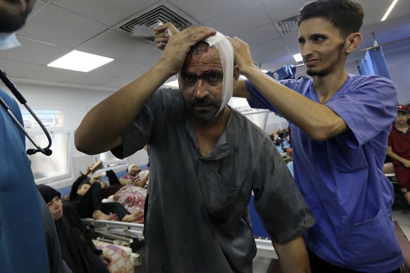 Egy palesztin férfi fejsérülését látják el a gázai al-Shifa kórházban