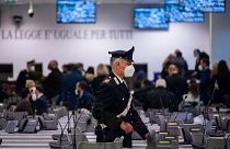 عکس آرشیوی از نخستین جلسه دادگاه رسیدگی به پرونده بیش از ۳۰۰ مظنون به عضویت در شبکه مافیای بزرگ ایتالیا