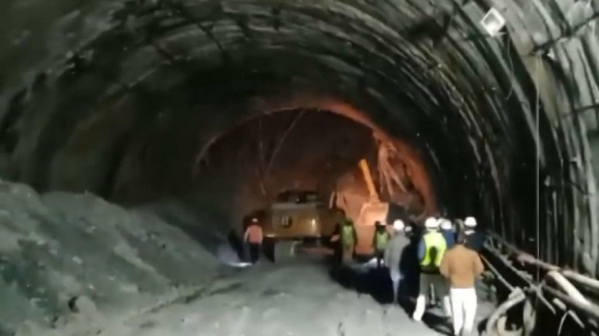 Hindistan'da bir tünelin çökmesi sonucu en az 40 işçi göçük altında kaldı