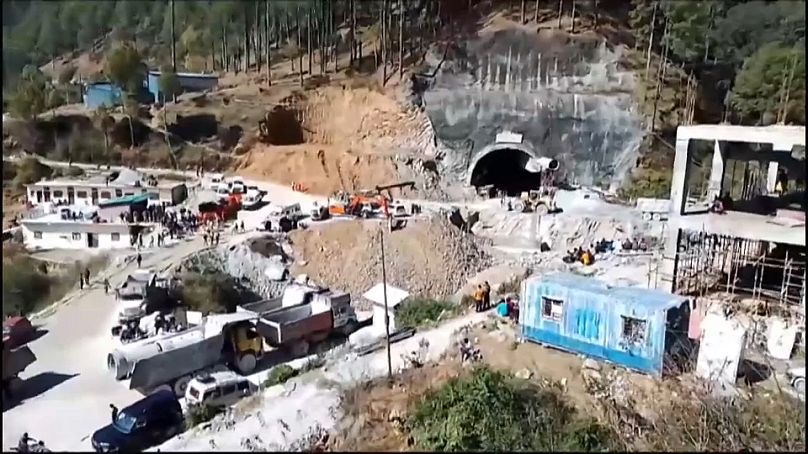 Hindistan'ın kuzeyinde yapımı devam eden bir karayolu tünelinin çökmesi sonucu en az 40 işçi göçük altında mahsur kaldı